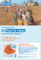 Eine Gruppe von Kindern, die in einem staubigen Dorf neben dem 1. Zwischenbericht: Äthiopien (Sudan) – Ein Platz für Leben steht, der eine Karte und eine Liste von Zielen enthält.