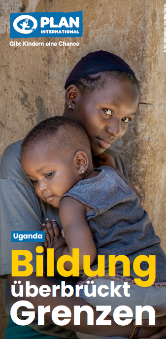 Eine Frau mit Kopftuch hält ein kleines Kind fest an sich gedrückt, während beide in die Kamera blicken. Der Bildtext verweist auf das Produkt „Projektflyer: Uganda – Bildung überbrückt Grenzen“ und wirbt für Bildungsinitiativen in Uganda.