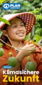 Ein lächelndes Mädchen in Vietnam, das einen breitkrempigen Hut trägt, erntet mit einer Schere Passionsfrüchte. Text: Plan International. Vietnam. Projektflyer: Vietnam – Eine klimaresistente Zukunft. Gibt Kindern eine Chance.