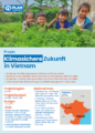 Vier lächelnde Kinder stehen gemeinsam auf einer üppig grünen Wiese. Das Plakat zu „Produktbeschreibung: Vietnam – Klimasichere Zukunft“ wirbt für eine Initiative zur Klimaresilienz in Vietnam und zeigt dabei hervorgehobene Ziele, Maßnahmen sowie eine Karte mit den Projektstandorten in Lai Chau und Hanoi. Wichtige Informationen sind durch blaue und orangefarbene Schrift hervorgehoben.